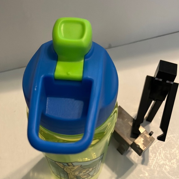 Minecraft‎ Action Figure Playset with Water Bottle - Green and Blue - Picture 4 of 8